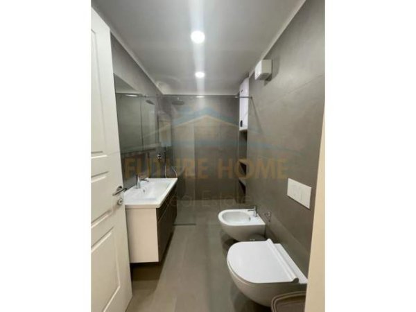 Tirane, jepet me qera apartament duplex 2+1 Kati 7, 120 m² 1.000 Euro (qender)