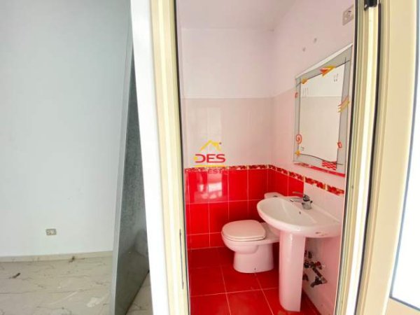 Vlore, shitet dyqan Kati 0, 55 m² 55.000 Euro (Rruga Gje4rgj Arianiti,Vlore)