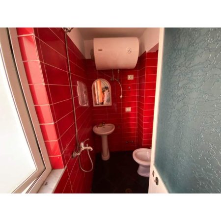Tirane, jepet me qera apartament 1+1+A+BLK Kati 2, 50 m²  (Ngjit me shkollen vasil shanto kati 2 buze rruges)