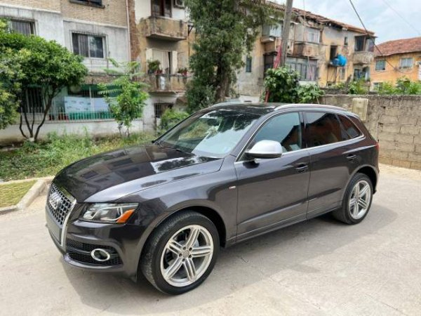 Tirane, shes makine Audi Q5 S-line fabrike 2.0T super full Viti 2011, 10.500 Euro