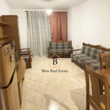 Tirane, jepet me qera apartament 1+1 Kati 9, 55 m² 350 Euro (Hotel Mondial)