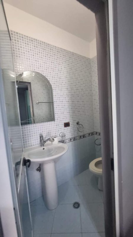 Tirane, jepet me qera apartament 2+1+BLK Kati 1, 120 m² 600 Euro (Vaso Pasha prane Gardes)