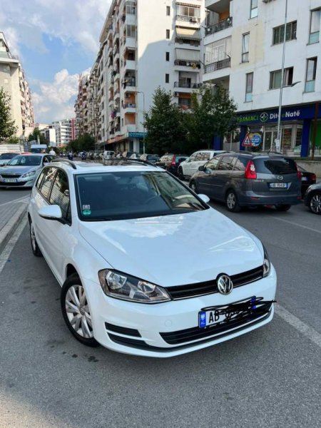 Tirane, shitet makine Volkswagen Golf Viti 2015,