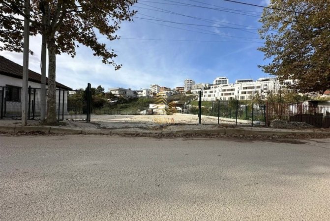 Tirane, jepet me qera truall , 900 m² (Rruga e Daxhit, Sauk)