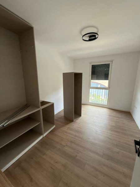 Tirane, jepet me qera apartament 3+1+Ballkon Kati 5, 150 m² 1.700 € (Parku Olimpik)