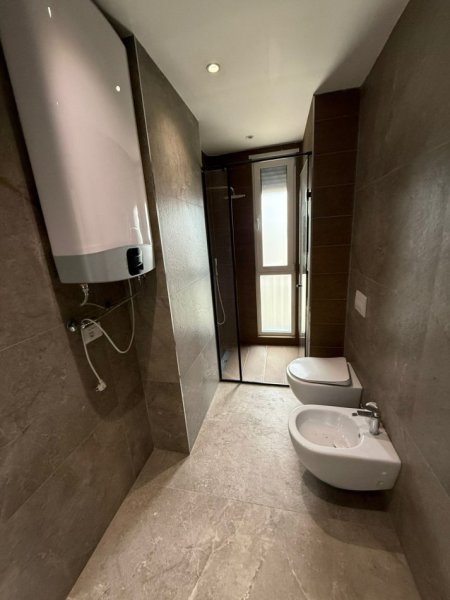 Tirane, jepet me qera apartament 3+1+Ballkon Kati 5, 150 m² 1.700 € (Parku Olimpik)