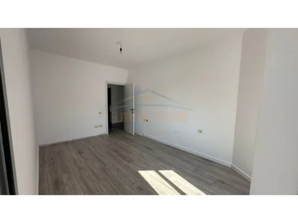 Tirane, shitet apartament 1+1+Ballkon Kati 5, 74 m² 105.000 € (Unaza e Re)