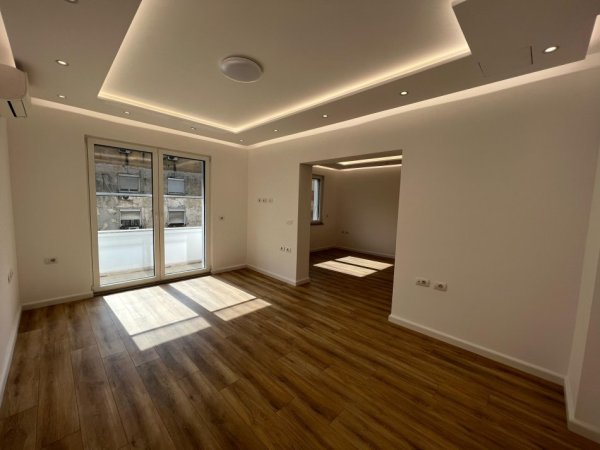 Tirane, jepet me qera apartament 2+1 Kati 3, 120 m² 900 € 