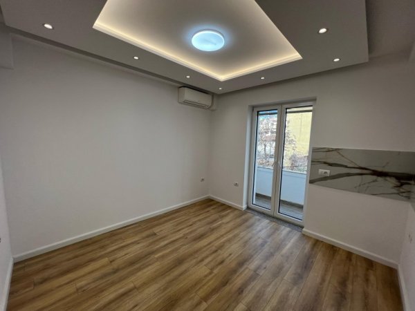 Tirane, jepet me qera apartament 2+1 Kati 3, 120 m² 900 € 