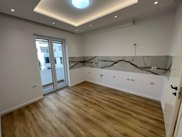 Tirane, jepet me qera apartament 2+1 Kati 3, 120 m² 900 € 