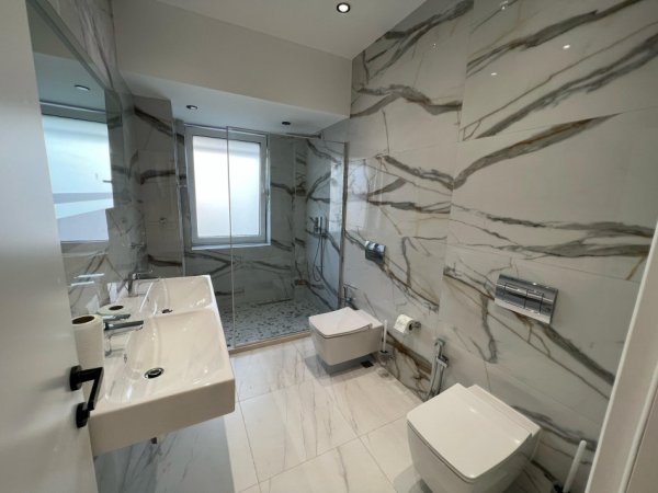 Tirane, jepet me qera apartament 2+1 Kati 3, 120 m² 900 € 