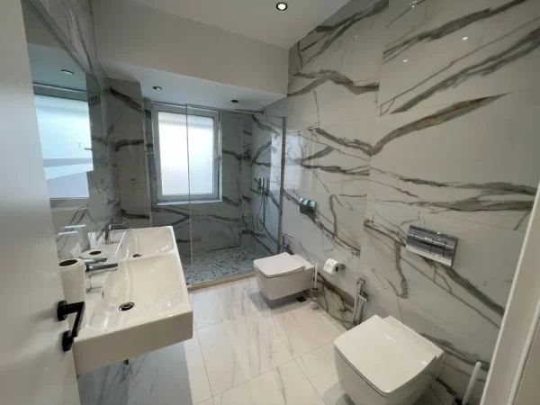 Tirane, jepet me qera apartament 2+1 Kati 3, 120 m² 900 € 