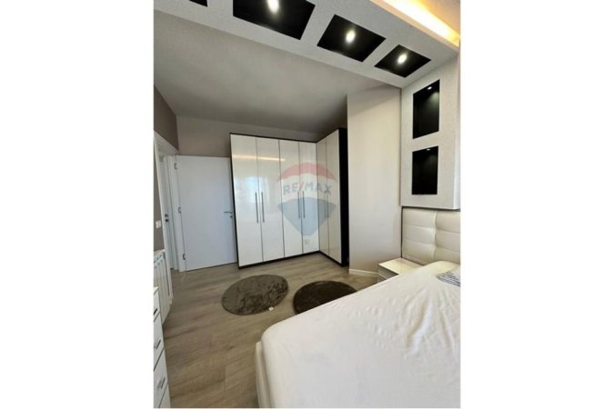 Tirane, jepet me qera apartament 1+1 , 65 m² 700 € (Komuna e Parisit)