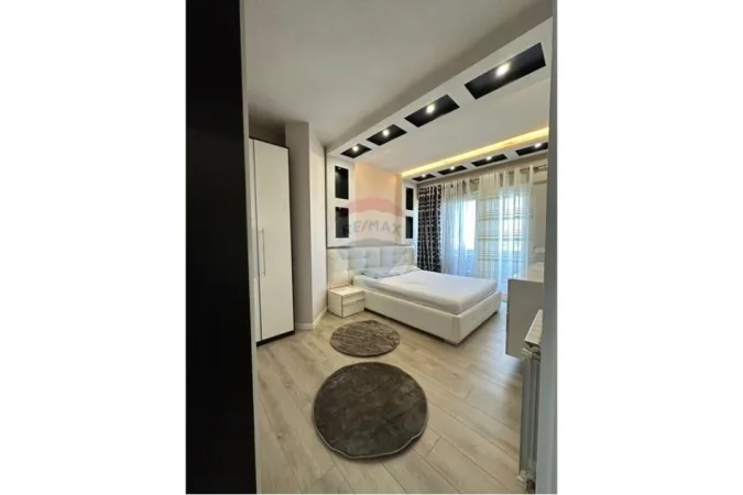 Tirane, jepet me qera apartament 1+1 , 65 m² 700 € (Komuna e Parisit)