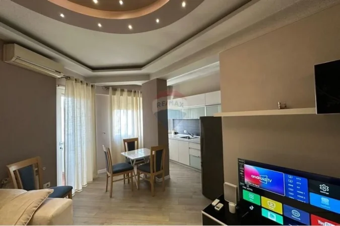 Tirane, jepet me qera apartament 1+1 , 65 m² 700 € (Komuna e Parisit)