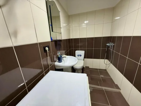 Tirane, jepet me qera apartament 1+1 Kati 4, 500 €