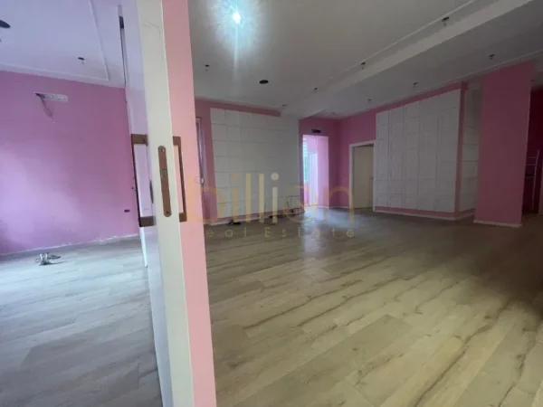 Ambjent biznesi per Qira tek Sheshi Willson