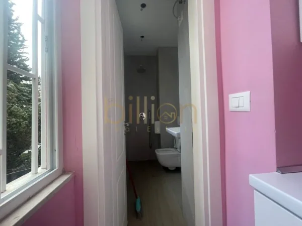 Ambjent biznesi per Qira tek Sheshi Willson