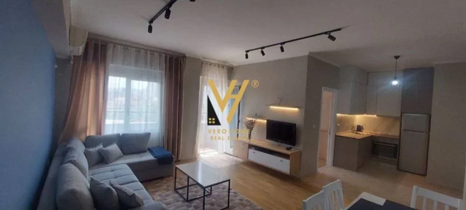 Tirane, jepet me qera apartament 1+1+Ballkon Kati 5, 65 m² 600 € (SELVIA)
