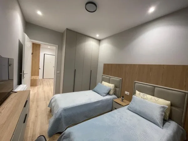 Tirane, jepet me qera apartament 2+1+Ballkon Kati 4, 124 m² 1.500 € (Rruga e Ullishtes)