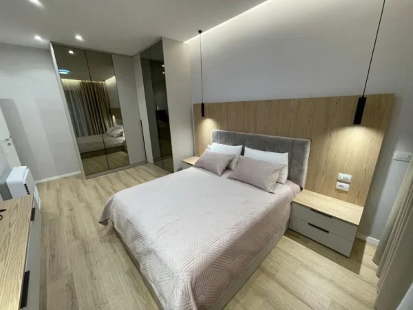 Tirane, jepet me qera apartament 2+1+Ballkon Kati 4, 124 m² 1.500 € (Rruga e Ullishtes)