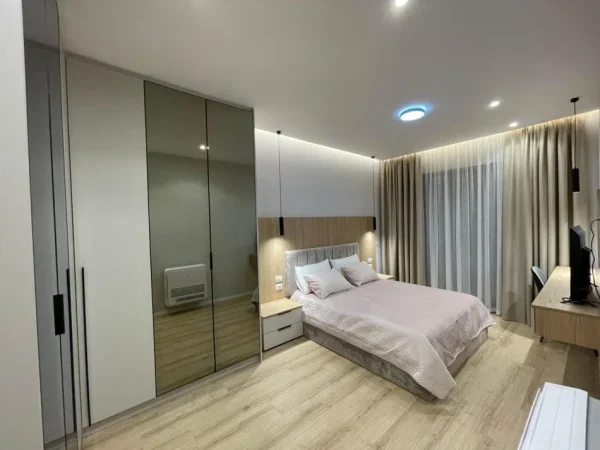 Tirane, jepet me qera apartament 2+1+Ballkon Kati 4, 124 m² 1.500 € (Rruga e Ullishtes)