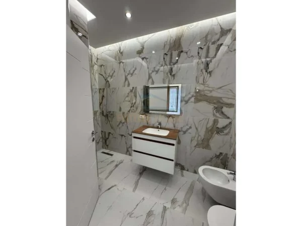 Tirane, jepet me qera 3+1+Ballkon Kati 6, 116 m² 630 € (UNIVERS CITY / QTU)