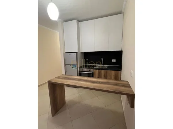 Tirane, jepet me qera apartament 1+1 Kati 8, 70 m² 500 € (astir prane bar oslo)