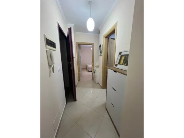 Tirane, jepet me qera apartament 1+1 Kati 8, 70 m² 500 € (astir prane bar oslo)