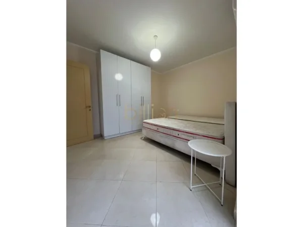 Tirane, jepet me qera apartament 1+1 Kati 8, 70 m² 500 € (astir prane bar oslo)