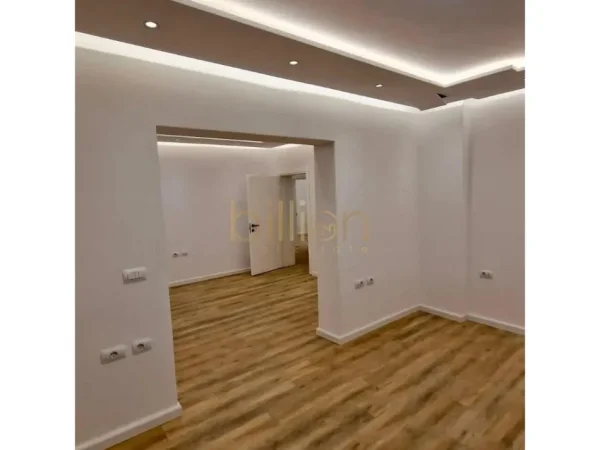 Tirane, jepet me qera ambjent biznesi Kati 2, 120 m² 900 € (rruga durresit kafe flora)