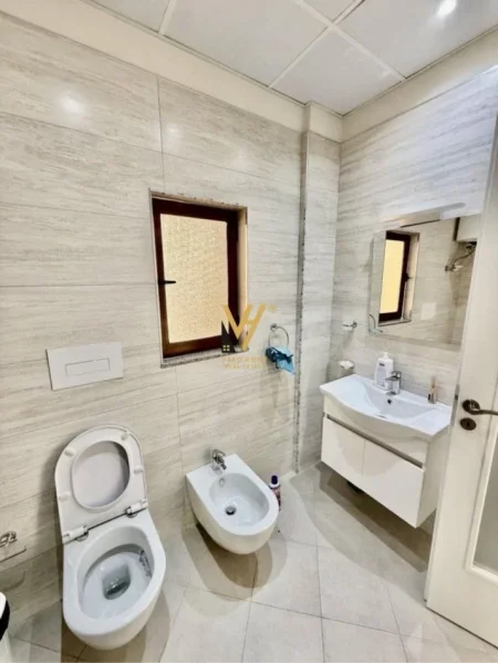 Tirane, jepet me qera ambjent biznesi Kati 1, 150 m² 650 € (QYTET STUDENTI)