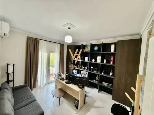 Tirane, jepet me qera ambjent biznesi Kati 1, 150 m² 650 € (QYTET STUDENTI)