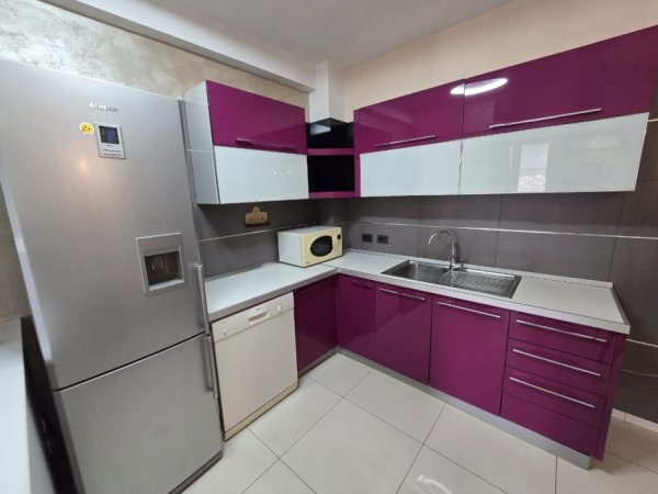 Tirane, jepet me qera apartament 3+1 Kati 4, 97 m² 700 €