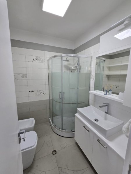 Tirane, jepet me qera apartament 3+1 Kati 4, 97 m² 700 €