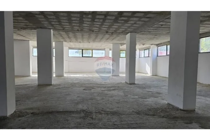 Tirane, shitet dyqan , 53 m² 115.500 € (Bulevardi Blu, Kamëz)