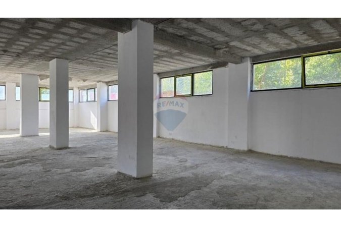 Tirane, shitet dyqan , 53 m² 115.500 € (Bulevardi Blu, Kamëz)