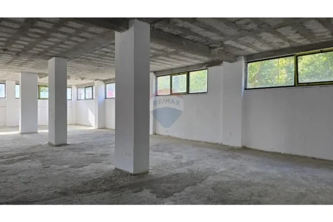 Tirane, shitet dyqan , 53 m² 115.500 € (Bulevardi Blu, Kamëz)