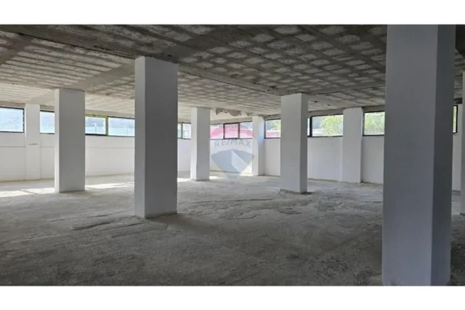 Tirane, shitet dyqan , 53 m² 115.500 € (Bulevardi Blu, Kamëz)