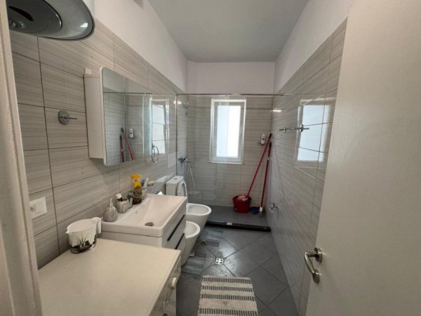 Tirane, jepet me qera apartament 2+1+Ballkon Kati 5, 70 m² 800 € (Gjimnazi Petro Nini Luarasi)