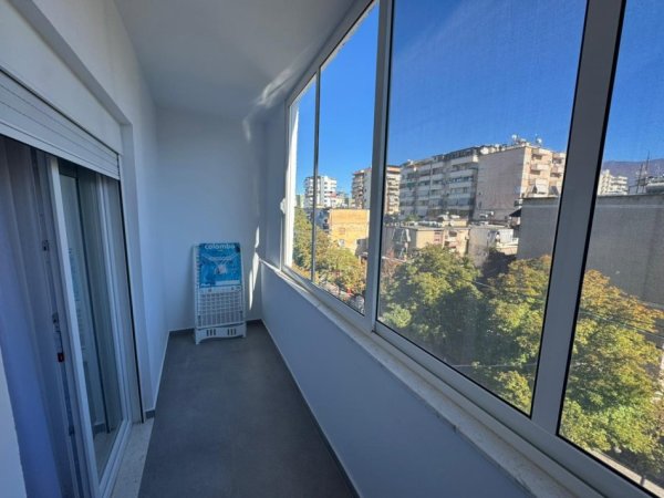 Tirane, jepet me qera apartament 2+1+Ballkon Kati 5, 70 m² 800 € (Gjimnazi Petro Nini Luarasi)