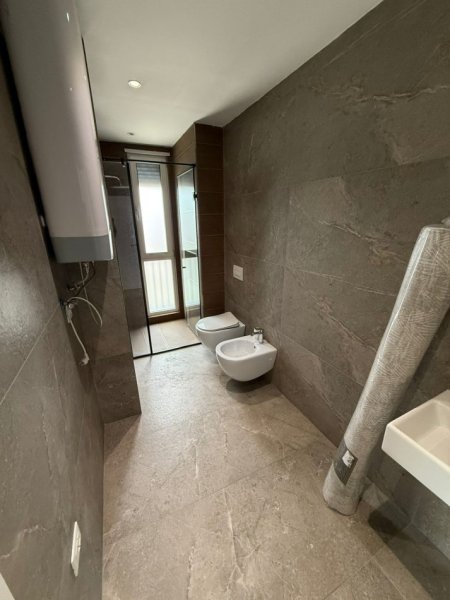 Tirane, jepet me qera apartament 2+1 Kati 3, 75 m² 1.500 € (rezidenca olimpike)