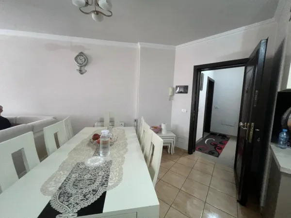 Tirane, shitet apartament 2+1+Ballkon Kati 5, 125.000 € 
