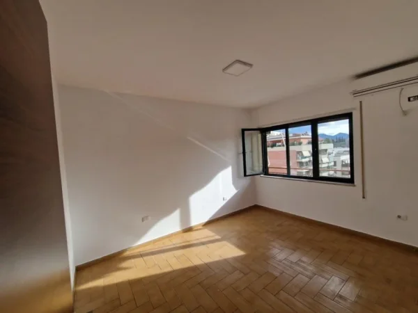 Tirane, jepet me qera zyre Kati 11, 160 m² 1.700 € 