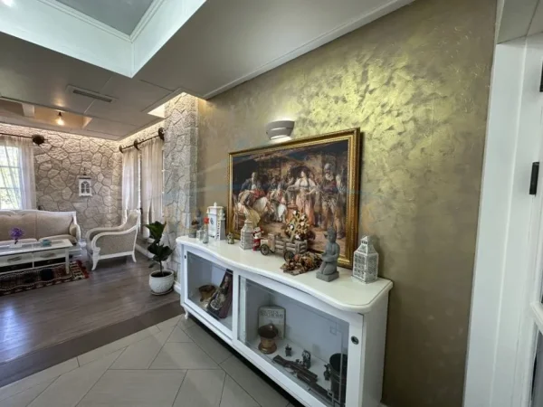 HOTEL NE SHITJE, DAJT