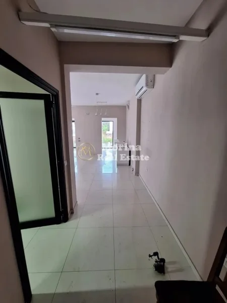 Tirane, jepet me qera ambjent biznesi Kati 2, 95 m² 1.200 € (Fresk)