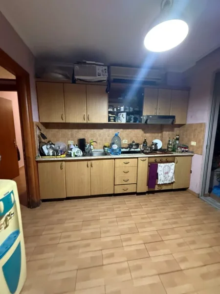 Tirane, jepet me qera apartament 2+1+Ballkon Kati 4, 90 m² 500 € (PAZAR I RI)