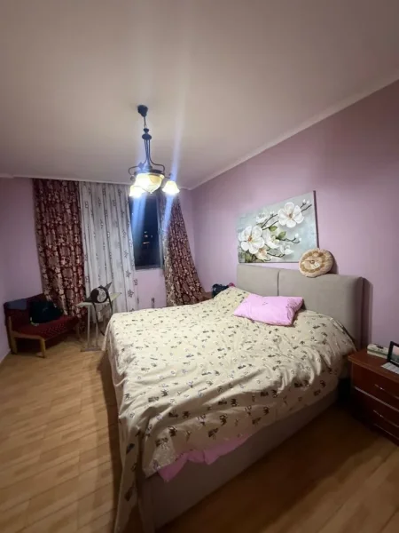 Tirane, jepet me qera apartament 2+1+Ballkon Kati 4, 90 m² 500 € (PAZAR I RI)