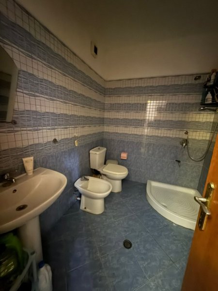 Tirane, jepet me qera apartament 2+1+Ballkon Kati 4, 90 m² 500 € (PAZAR I RI)