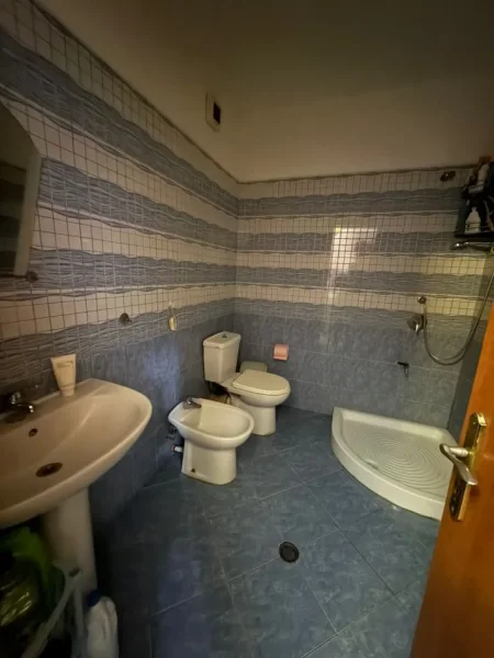 Tirane, jepet me qera apartament 2+1+Ballkon Kati 4, 90 m² 500 € (PAZAR I RI)